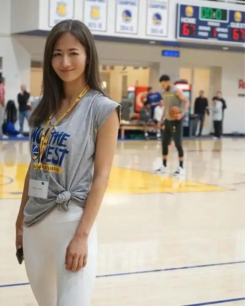 库里认为最美nba记者宫河麻耶(右图) 大家觉得哪个更美#nba# #周玲安
