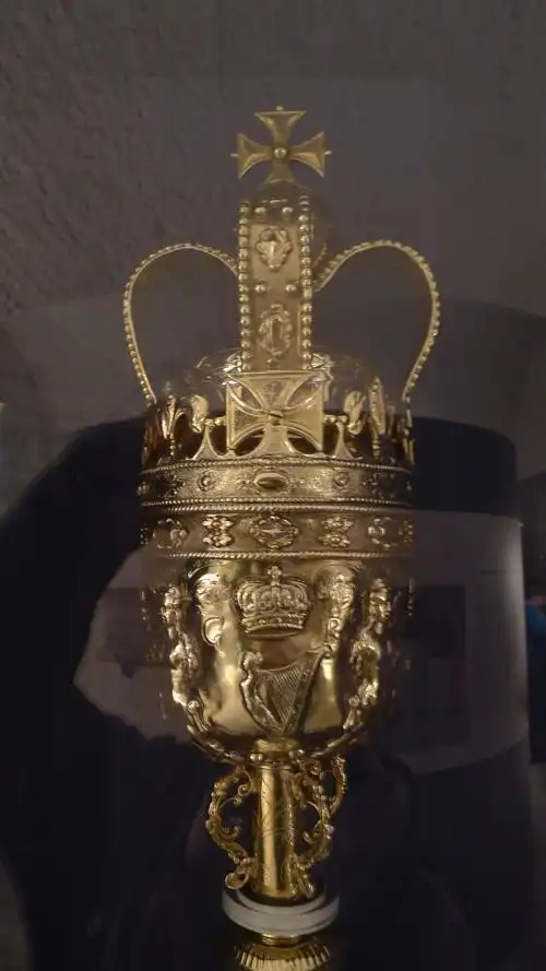 他的权杖细部,竖琴代表爱尔兰,王冠代表权力,十字代表骑士精神与传统