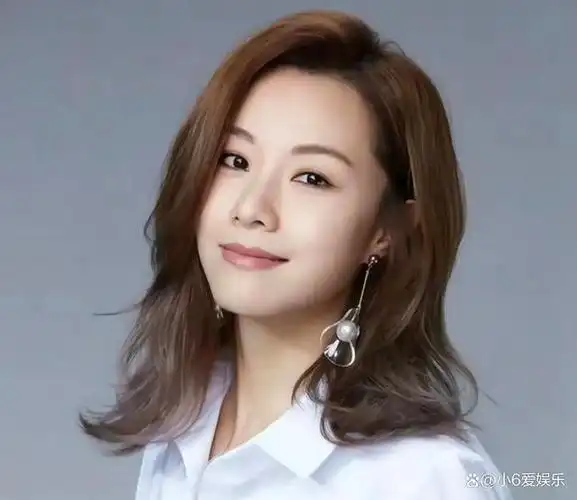 邓丽欣新恋情曝光,与肌肉男甜蜜牵手逛超市,大方承认恋情引热议