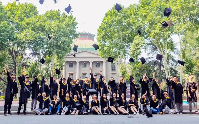 东南大学2019届040156班毕业合照勉强踩点《我爱你东南》