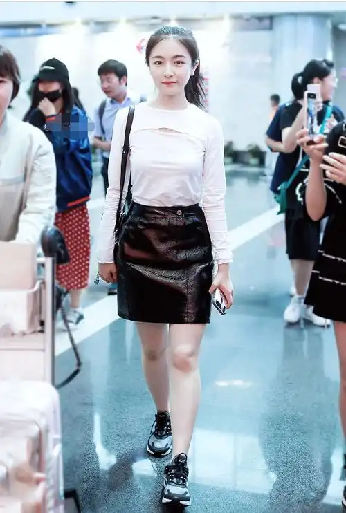 原创李兰迪身穿白t恤配黑皮裙现身机场扎着高马尾满满的甜蜜气息