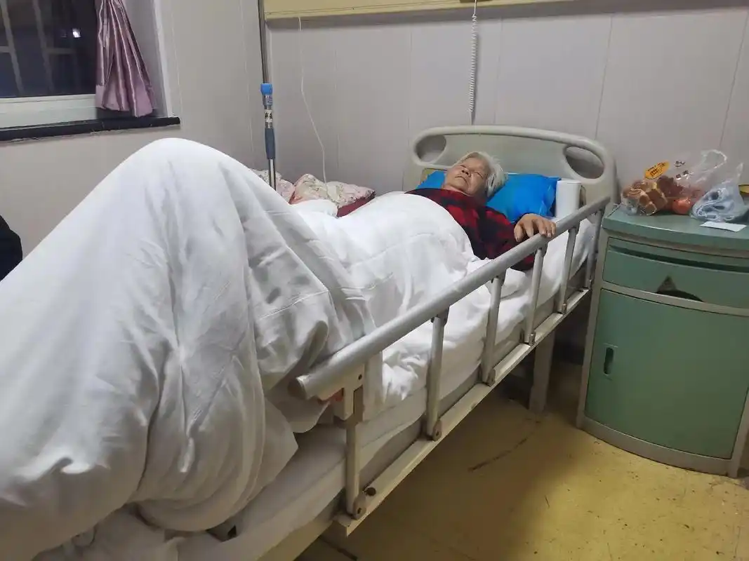 老妈82了,躺到病床上的这一刻,才知道最需要的人是这么重要, - 抖音
