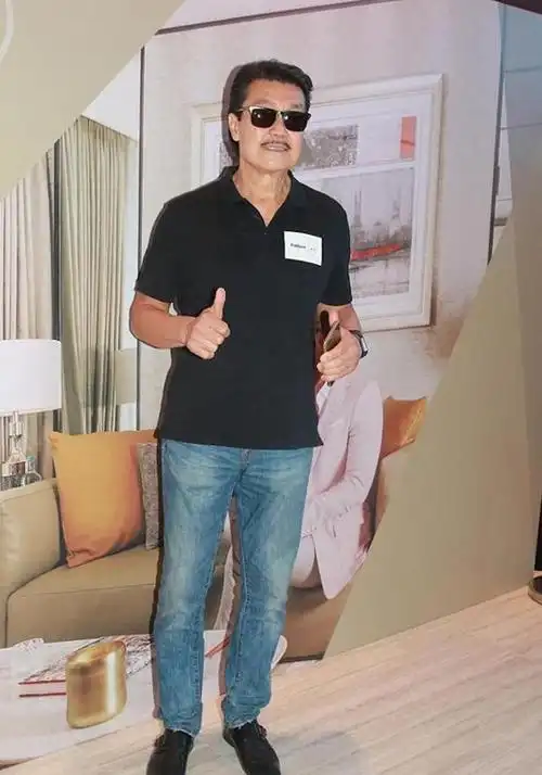 赵雅芝丈夫回台山祭祖,儿子陪同祭拜,70年离乡后仍能说流利家乡话