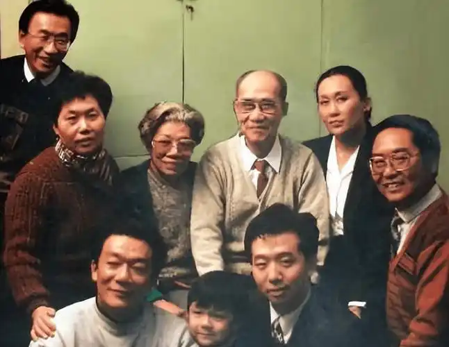 侯老有5个孩子,长子侯耀中老师和长女侯耀茹并非相