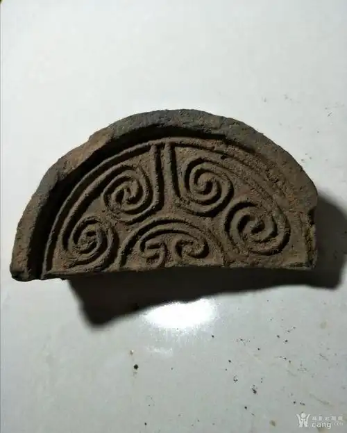 汉少见的云纹半瓦当