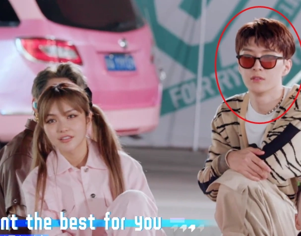 范丞丞看欧阳娜娜唱歌直接看呆,借歌示爱太甜,女方直接害羞的离开现场