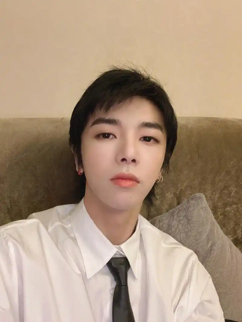 西施节的专属浪漫虽迟但到!华晨宇更新自拍照送情人节祝福