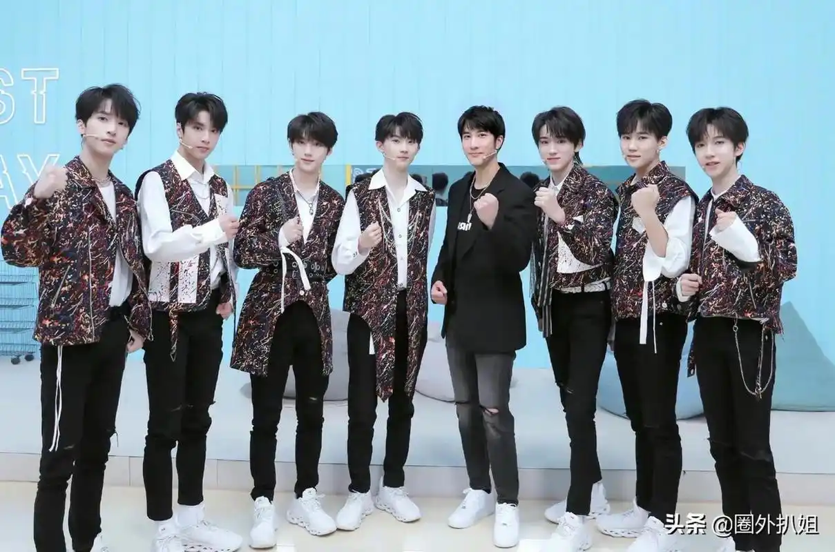 2月5日晚,王力宏晒出了一张8人大合照. 网友评论:会唱歌的只有1个!