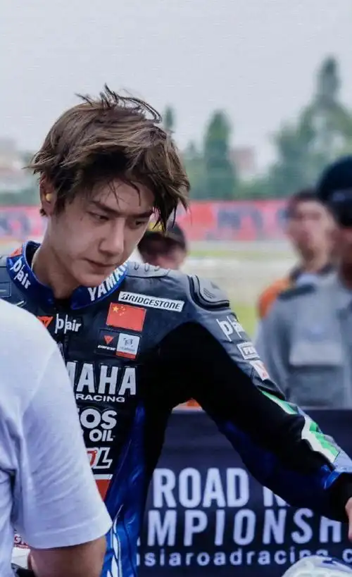 王一博赛道赛车#85号赛车手回归!