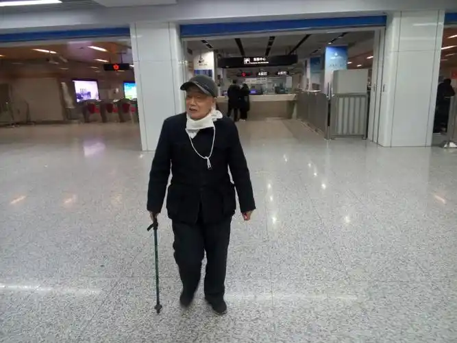 进入地铁通道,老人家说,地铁真干净,这么大,个人可盖不起,国家真有钱