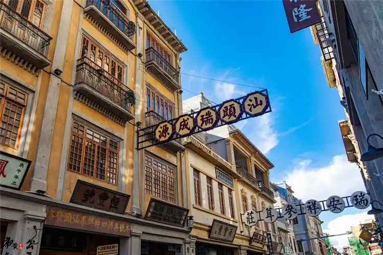 这里是汕头老城核心区拥有国内最大规模民国建筑群风味独特