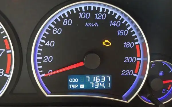 奔驰c260l发动机黄灯亮,奔驰c260发动机黄灯亮怎么解决