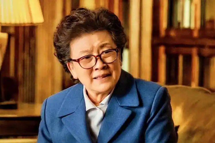 宋春丽演技炸裂,由省长夫人变身厂区老太太,演活《我们的日子》_电视