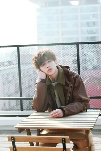 蔡徐坤最新大片曝光,百变小王子一改浓妆霸气,羊毛小卷发超可爱