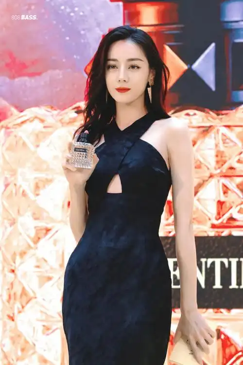 迪丽热巴华伦天奴美妆亚太区香氛代言人##迪丽热巴镂空黑色长裙