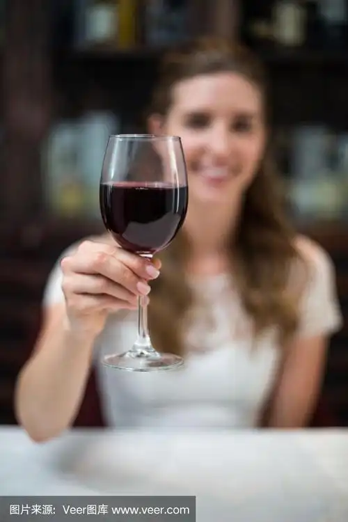 女人,幸福,拿着,葡萄酒杯,垂直画幅