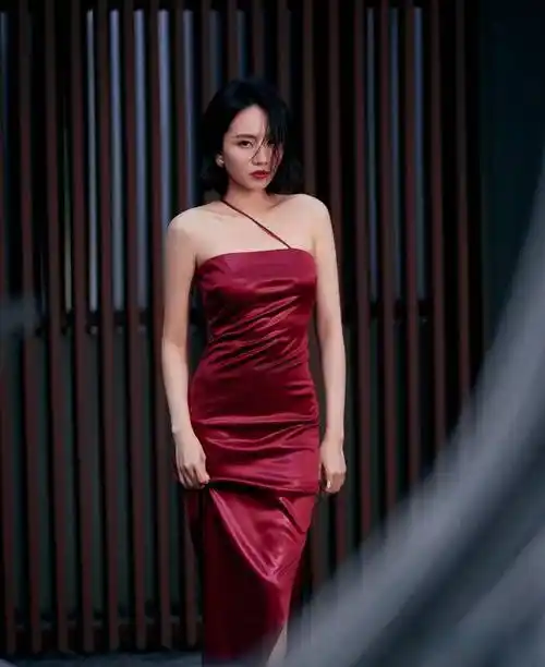 惊艳时尚刘惜君bangon红色吊带连衣裙美艳动人