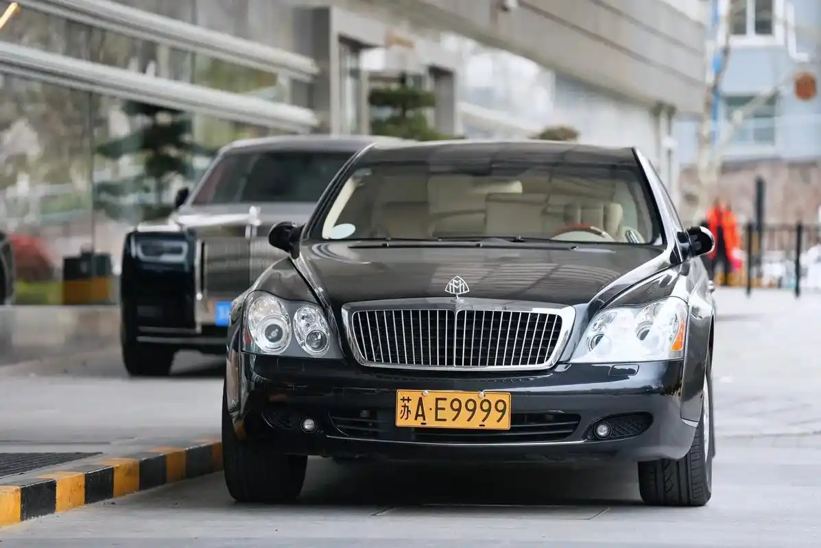 南京拍车 街拍豪车.给你一千万,迈巴赫62和劳斯莱斯八代幻影 - 抖音