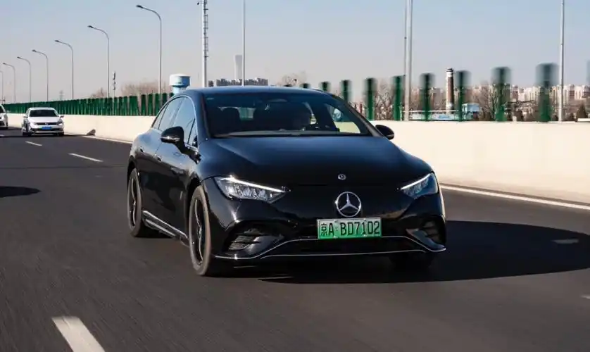 全新奔驰eqe实车:搭ar实景导航!空间/续航均胜过蔚来et7?