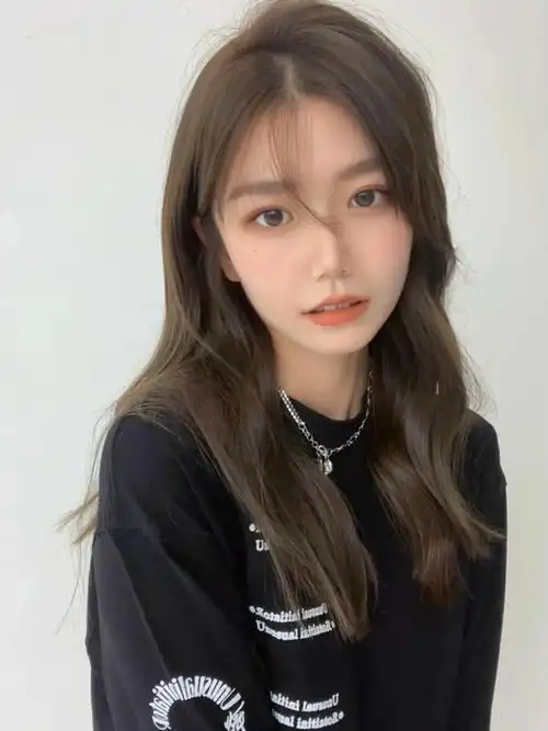 这个颜色不用漂,不挑肤色显白,我每次染发都是冷棕色