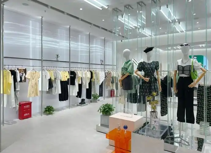 monovich玛诺维希是杭州越来越好服饰有限公司旗下中高端新锐时尚女装