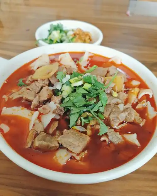 樱花一路上有家陕北羊肉面…… 就瓣蒜吃面片,爽快耐饥 面的价格是20