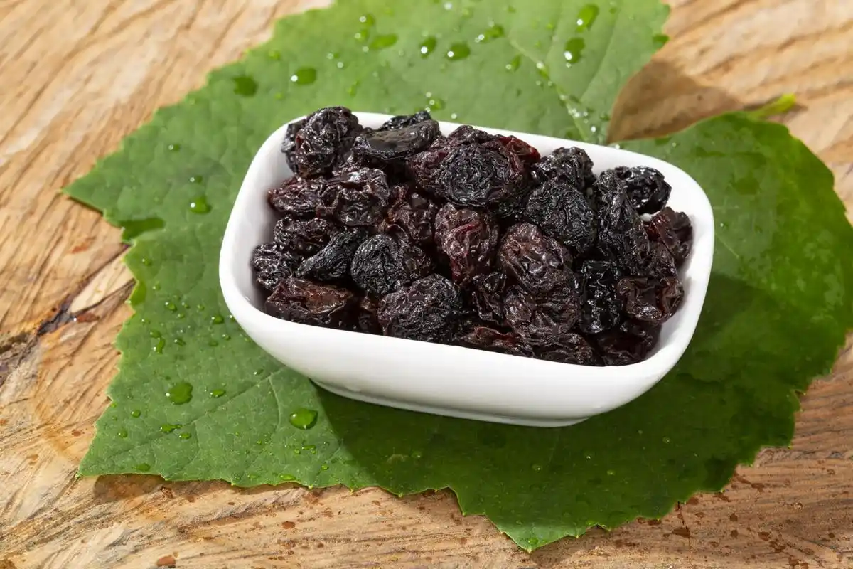 因为乌梅中含有丰富的果胶和鞣酸,可以刺激胃肠道蠕动,增加胃液和消化