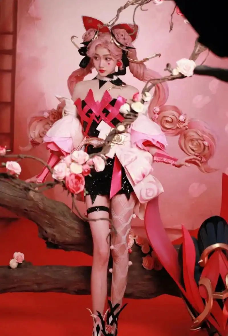 关晓彤cos孙尚香,戴7斤重粉色假发,零修图下肤白貌美超养眼 关晓彤