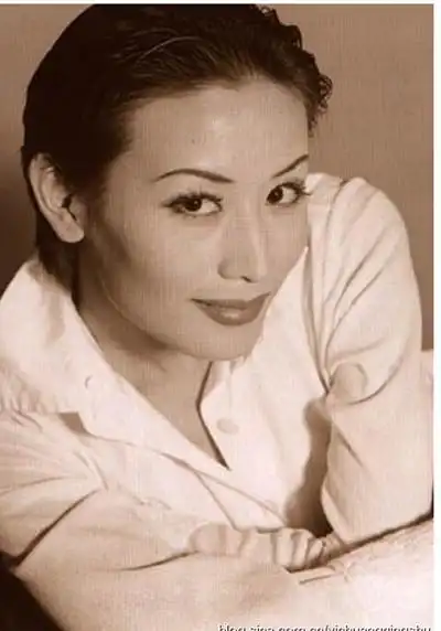 名模包海青是公认的t台上的第一美女,她气质高雅,风姿绰约,举手投足间