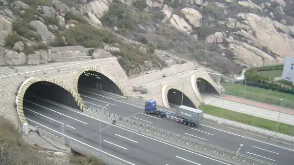 吧,上海也有穿山隧道,这应该是上海唯一的一个穿山隧道——小洋山隧道