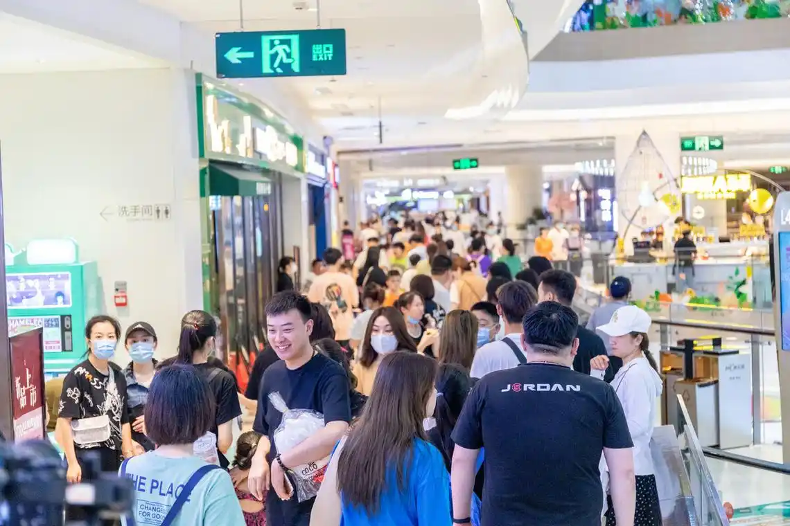 商场里的人总是那么多