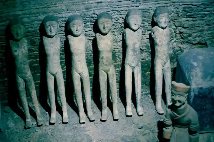 这是共王墓里的太监甬,觉得有点小尴尬.