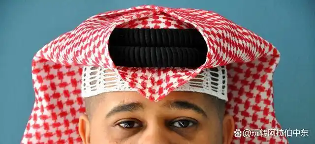 中东阿拉伯男人佩戴格子白色头巾的原因是啥
