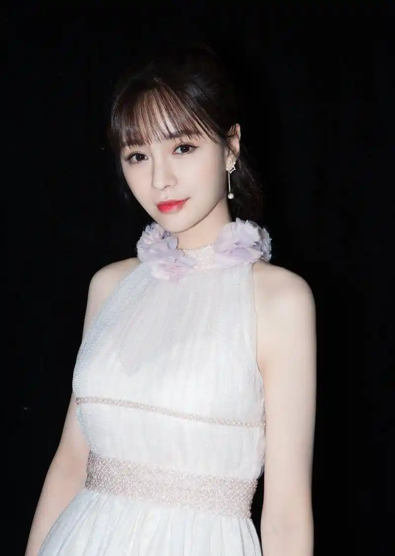 沈梦辰晒素颜照,自嘲比狗狗还黑一个色号,网友: 海涛喜欢就好