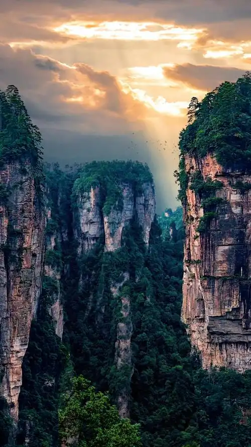 群山巍峨耸立,云雾缭绕,恍若隔世.感叹大自然的鬼斧神工!