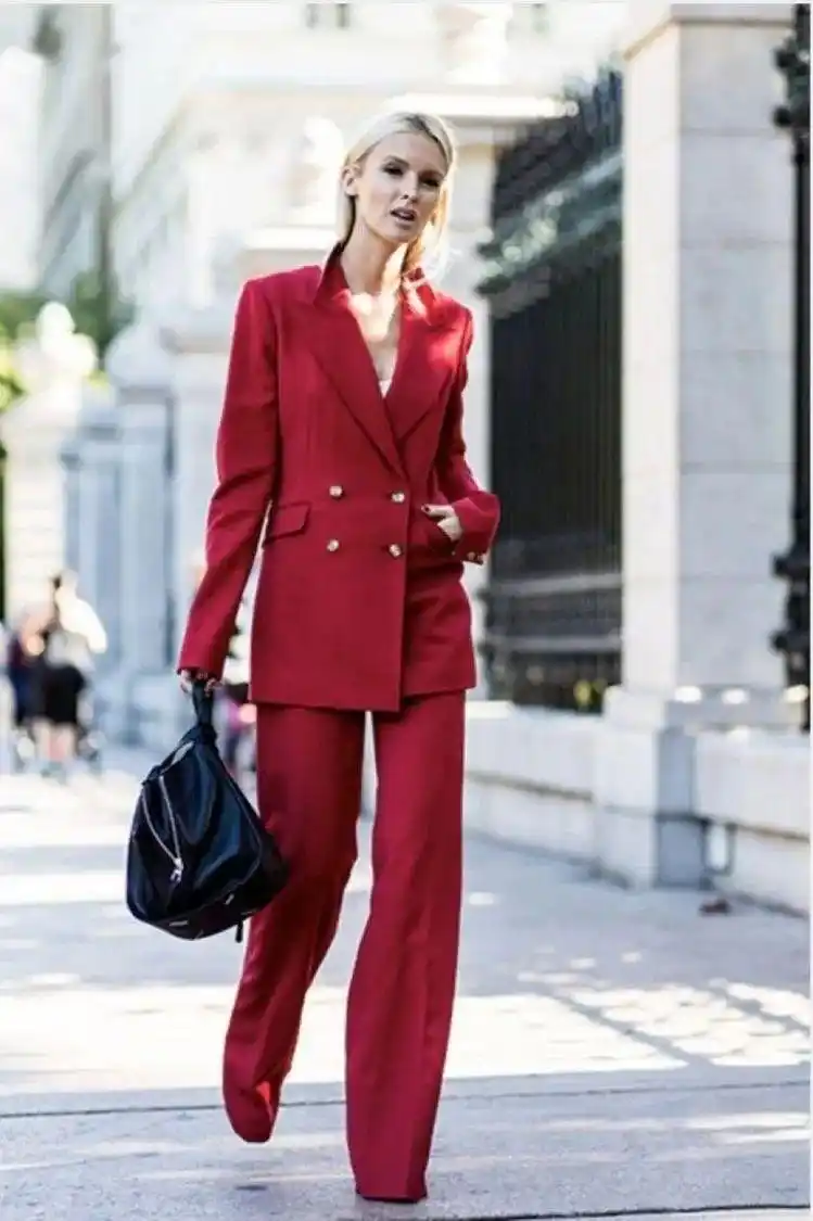 当然啦,学过色彩搭配的你,当时知道如何把红色也穿出新高度!