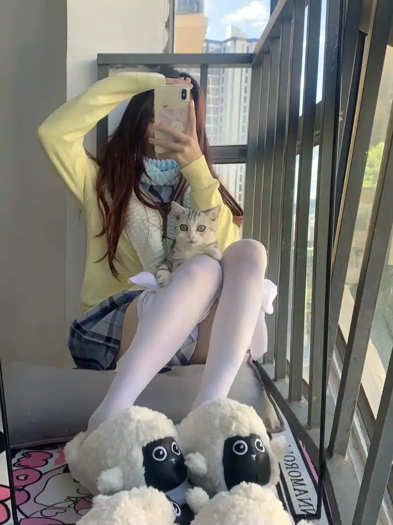 温暖的灵魂终将相遇#ootd穿搭 #jk制服 #白色过膝袜 - 抖音