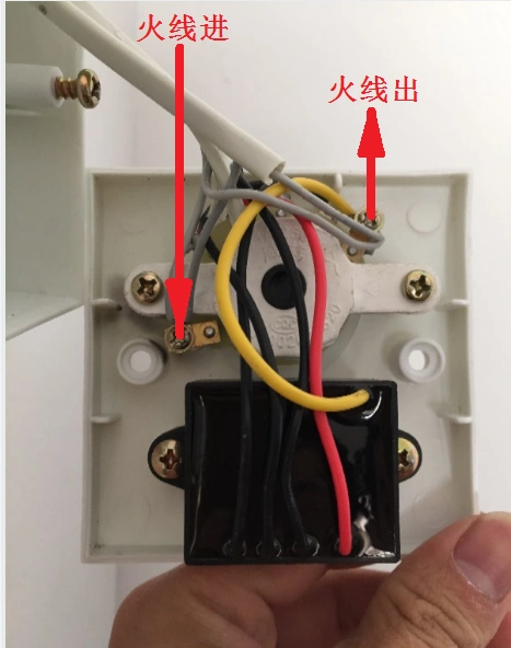 展开全部 这种是电容式调速开关,开关的左右两端分别有两个接线耳