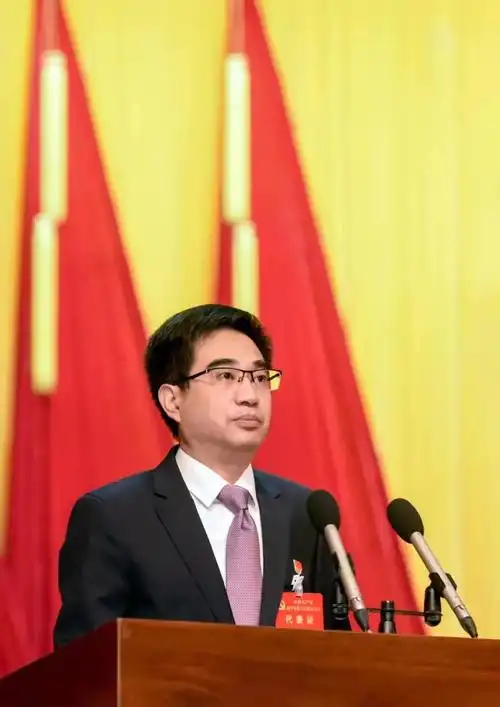 林文斌代表五届市委向大会作报告 ( 来源:闽北日报)