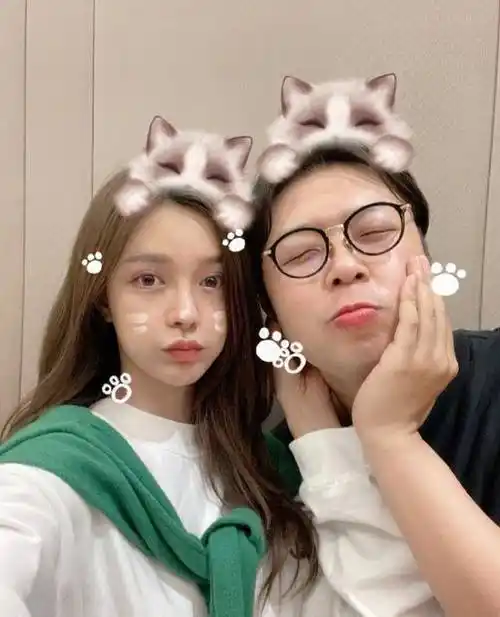 一口一句"杜老师"喊着男友的沈梦辰高兴得像花儿一样,彻底便是恋爱中