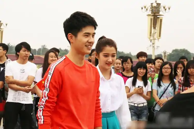 关晓彤与刘昊然天安门广场放歌 女方害羞捂嘴