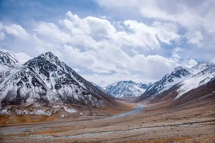 塔什库尔干塔吉克自治县红其拉甫口岸旁的喀喇昆仑山群山山脉