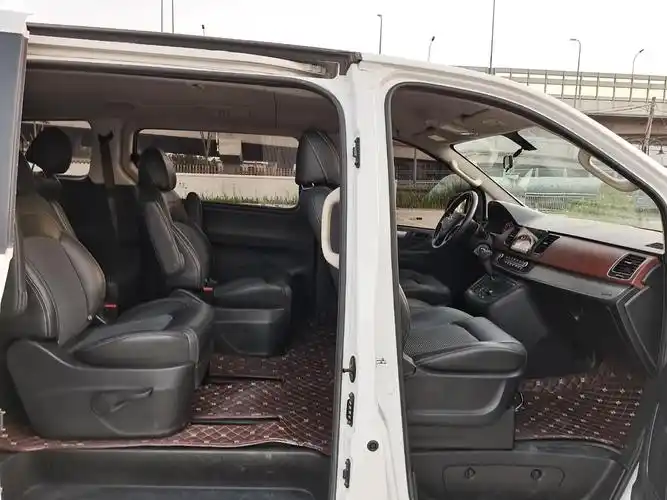 上汽大通g10柴油19t蓝牌9座