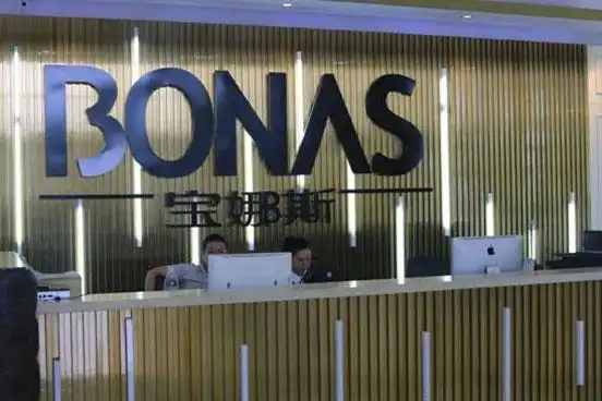 共军们抵达宝娜斯大厦,宝娜斯总经理洪总接待并带领我们首先进行企业