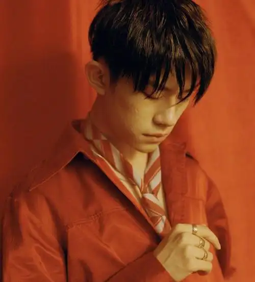 而这次易烊千玺最新杂志的内页也公开啦,这可比杂志上只有一张照片来