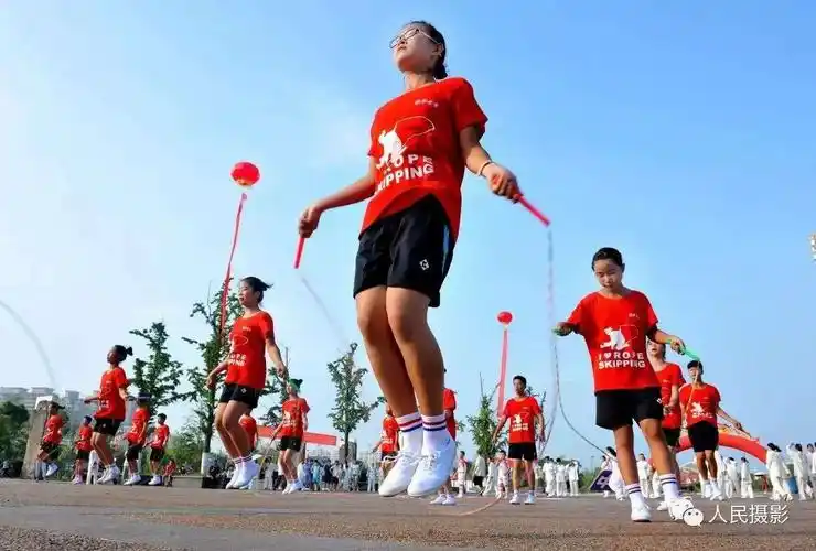 中学生在进行跳绳比赛