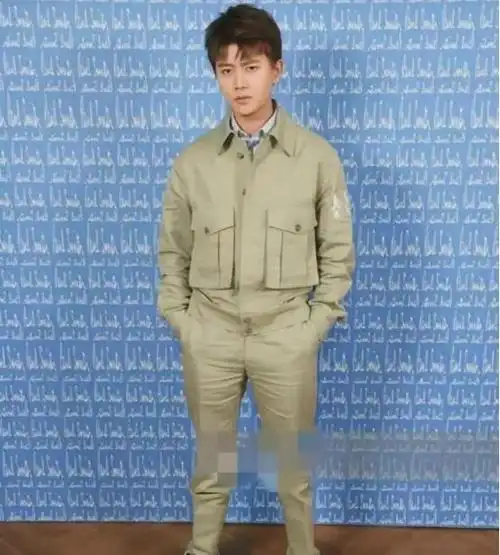 明显可见大腿上存在赘肉,而小腿则充满了丰盈的肌肉.