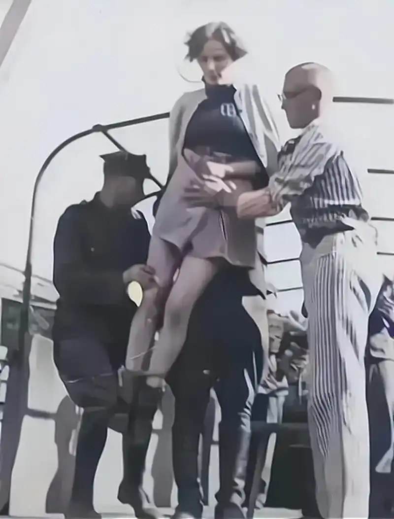 历史照片:1945年,身材火辣的26岁金发美女被执行绞刑.