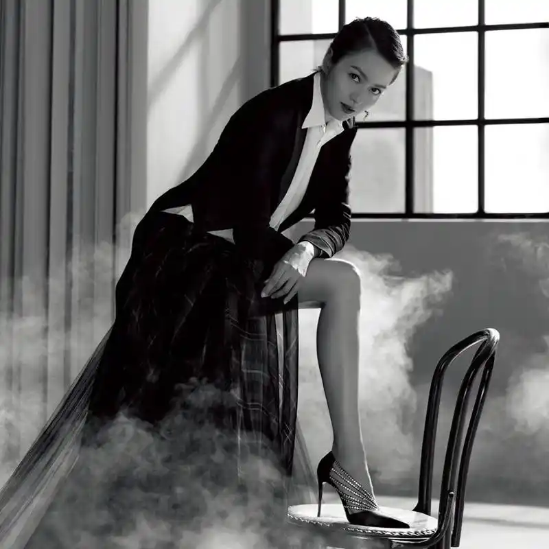 组图:梁咏琪职场风大片秀优越比例 脚踩细高跟露美腿气场强