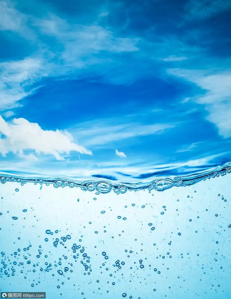 许多气泡水中,抽象的水波与气泡蓝天的背景上